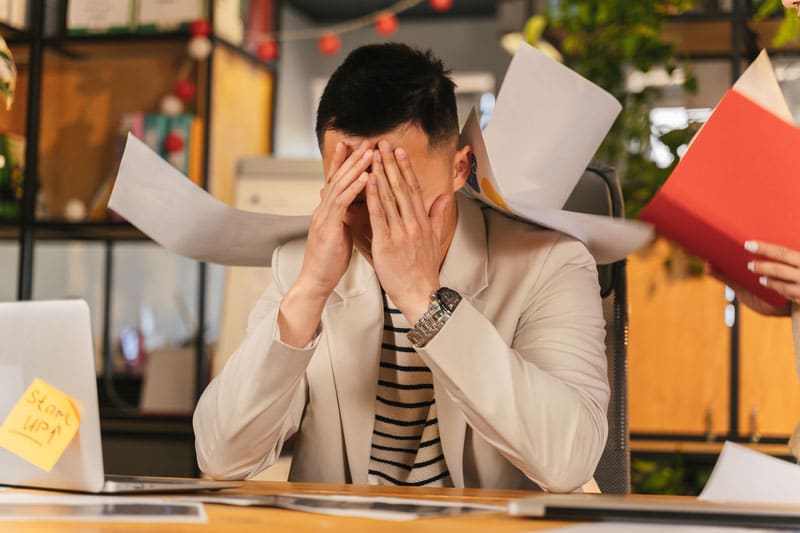 persona con problemas en el trabajo
